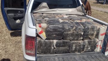 Buscan a dos sujetos que abandonaron una camioneta cargada con 600 kilos de hojas de coca
