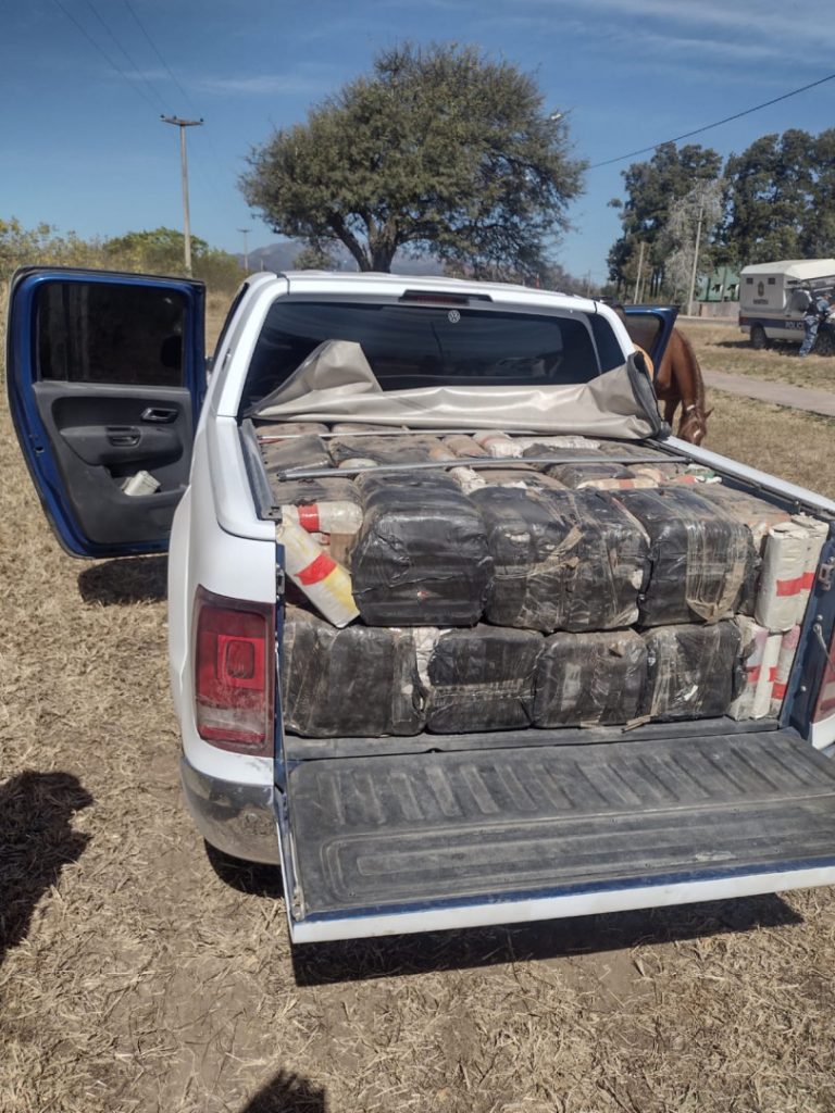 Buscan a dos sujetos que abandonaron una camioneta cargada con 600 kilos de hojas de coca