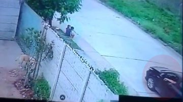 Viralizan un video donde un auto con dos hombres intenta acercarse a dos niños en el barrio Santa Lucía