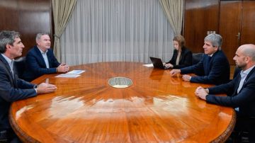 Caputo se reunió con directivos de JetSmart ante los posibles paros en Aerolíneas