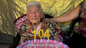 Con mucha emoción y rodeada de sus familiares, doña Clarmunda celebró sus 104 años