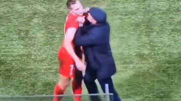 Escándalo. un jugador fue expulsado y su DT lo zamarreó de la camiseta: “No volverá a jugar más”