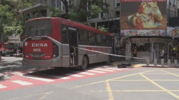 Un colectivo sin chofer ni pasajeros se quedó sin frenos y atropelló a dos mujeres