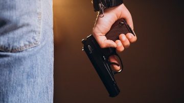 Armado hasta los dientes: demoran a un sujeto con un revólver, un cuchillo, dos celulares y 74 mil pesos