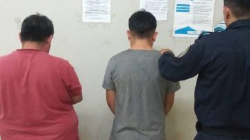 Capturan a dos sujetos que portaban un revólver en el barrio Colón