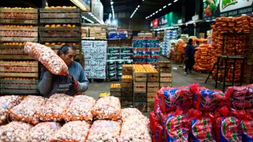 La inflación mayorista subió por debajo del dólar oficial y se refuerza la idea de bajar el ritmo de devaluación