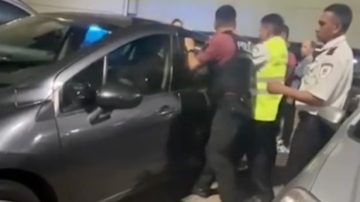 La insólita reacción de los padres que dejaron encerrada a su hija de 4 años en el auto para ir al shopping en Devoto