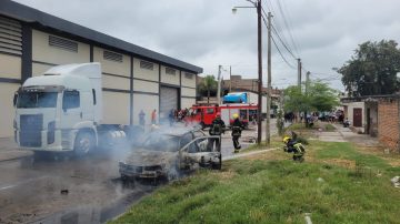 Video y fotos: impresionante incendio consumió un automóvil cerca de la terminal de Las Termas