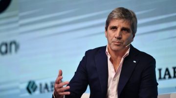 Luis Caputo dijo que “paga mucho” de telefonía celular y llamó a “dar pelea como consumidores”