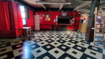 Allanan un edificio cedido a la Universidad de las Madres de Plaza de Mayo y encuentran un boliche clandestino