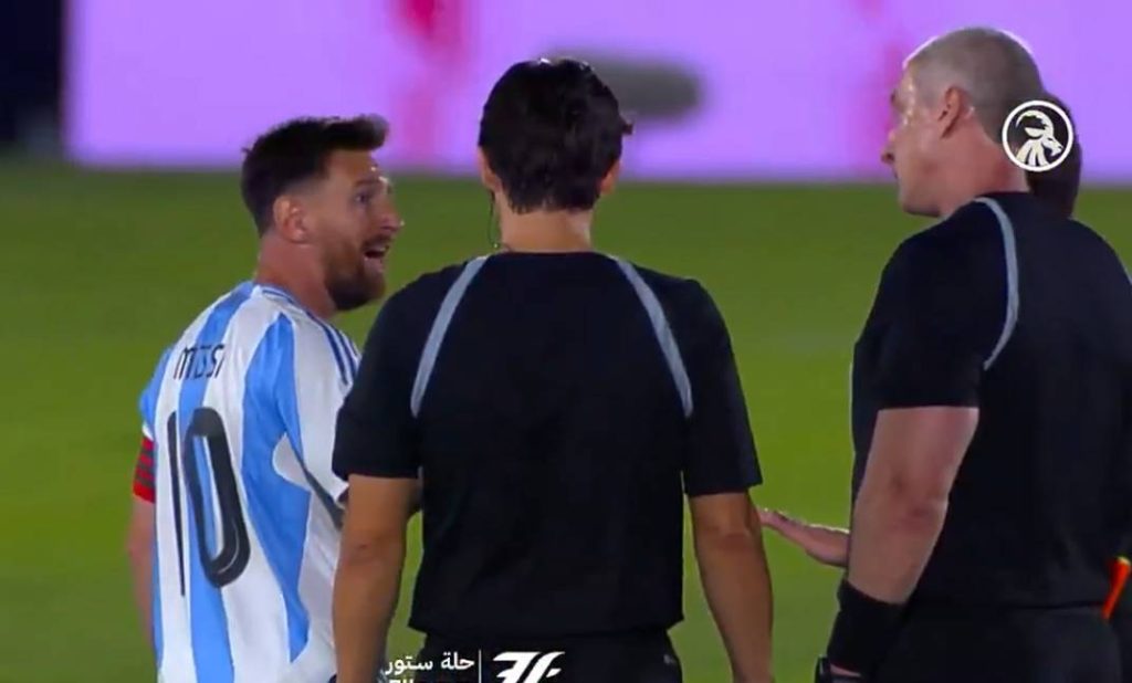 La calentura de Messi con el árbitro Daronco por el error clave que favoreció a Paraguay