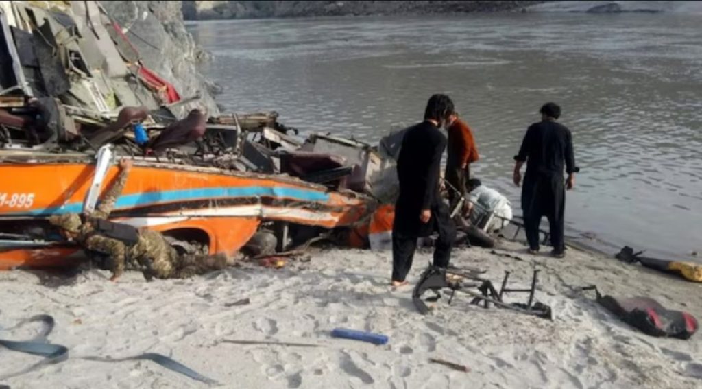 Tragedia: un micro con 28 personas cayó al río y solo una sobrevivió