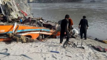 Tragedia: un micro con 28 personas cayó al río y solo una sobrevivió