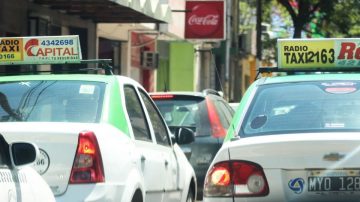 Propietarios de Taxis piden medidas para combatir a Uber y DiDi