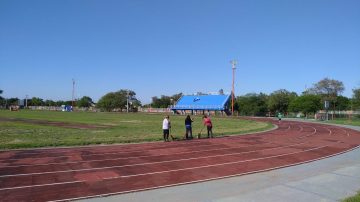 Le roban la mochila a un atleta que entrenaba en la pista de atletismo del polideportivo provincial