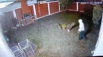 VIDEO | B° San Germés: sujeto trepó una medianera y se llevó $600.000 y una Honda Twister