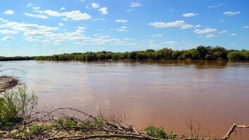 Buscan a dos jóvenes que cayeron al Río Saladillo