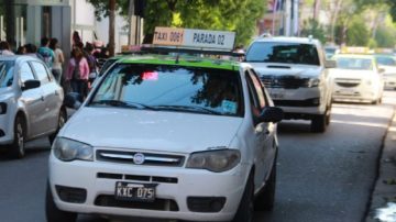 Nuevo golpe al bolsillo: taxistas llevarán a $640 la bajada de bandera