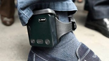 Insólito: tenía tobillera electrónica y murió de una descarga cuando limpiaba la pileta