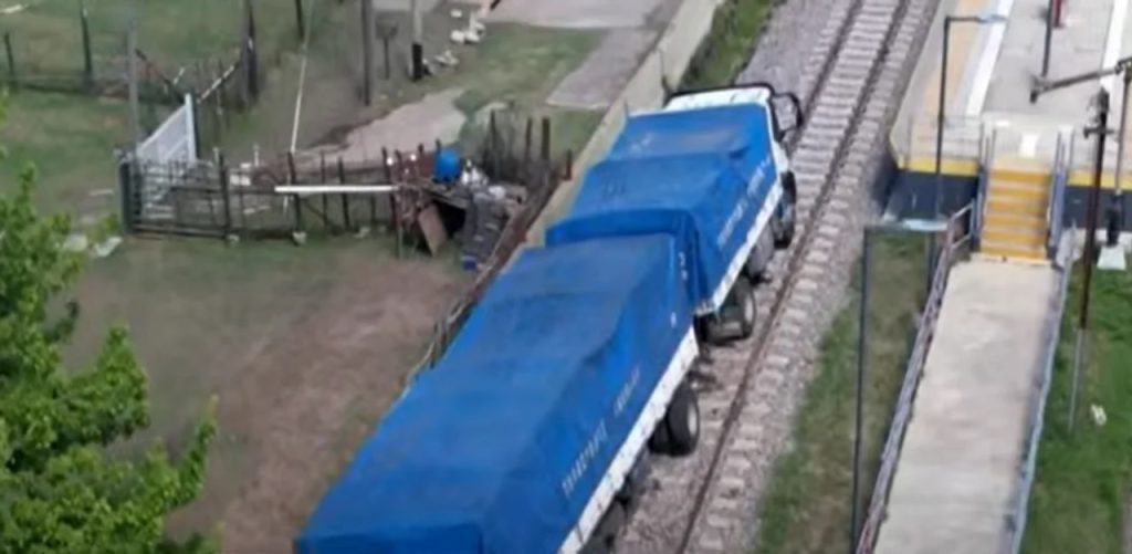 Un camionero siguió el camino que le ordenó el GPS y terminó sobre las vías