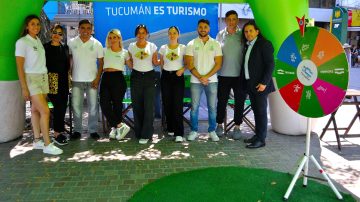 Tucumán se promociona en Santiago del Estero y reparte una de sus joyas: sanguchitos de milanesa