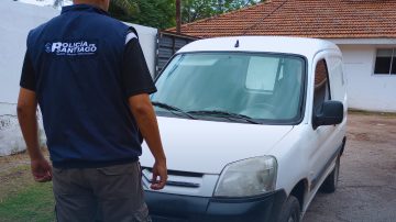Circulaba en una camioneta con patente trucha y tenía pedido de secuestro