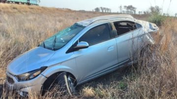 Un joven automovilista no se percató de una rotonda y protagonizó un violento vuelco