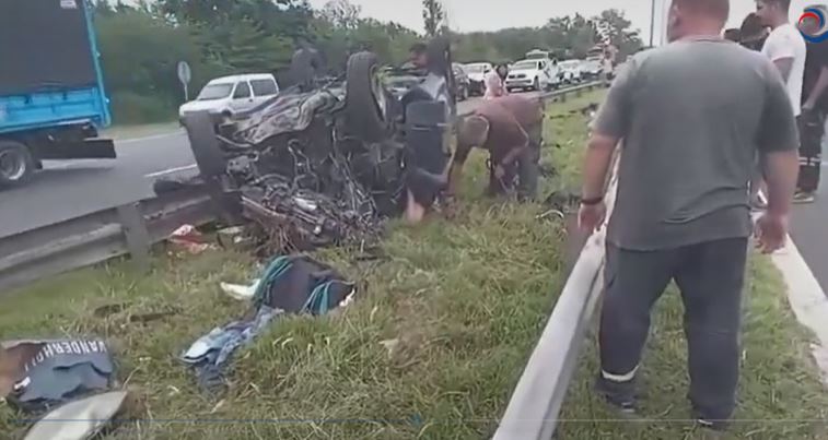 Una familia de hinchas de Racing volcó con su auto y todos sufrieron heridas