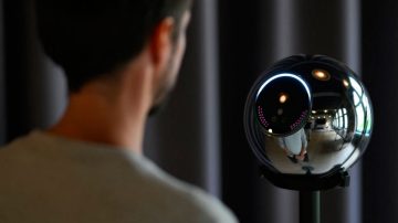 Worldcoin, la polémica app que te regala criptomonedas a cambio de escanearte los ojos