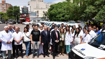 El gobernador entregó 30 ambulancias para hospitales del interior