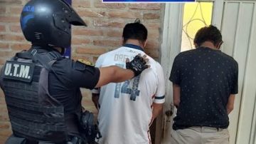 Detuvieron a dos personas vendiendo drogas en un terreno baldío