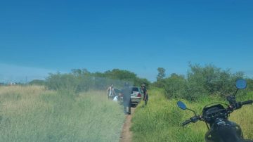 Robaron un auto y la policía lo recuperó cuando tres ladrones lo desarmaban