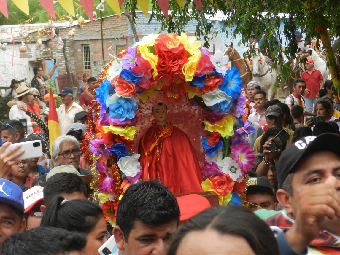 De la oración a la aurora, San Esteban es honrado en Santiago del Estero durante diez días