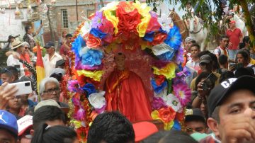 De la oración a la aurora, San Esteban es honrado en Santiago del Estero durante diez días