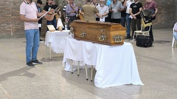 Despidieron con emoción los restos del cantante Hugo Frías