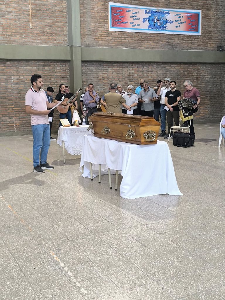 Despidieron con emoción los restos del cantante Hugo Frías