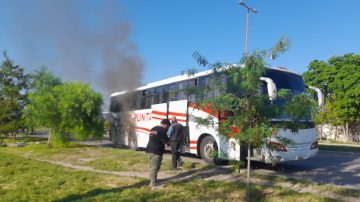 VIDEO: un colectivo se incendió en avenida Lugones y generó pánico entre los pasajeros