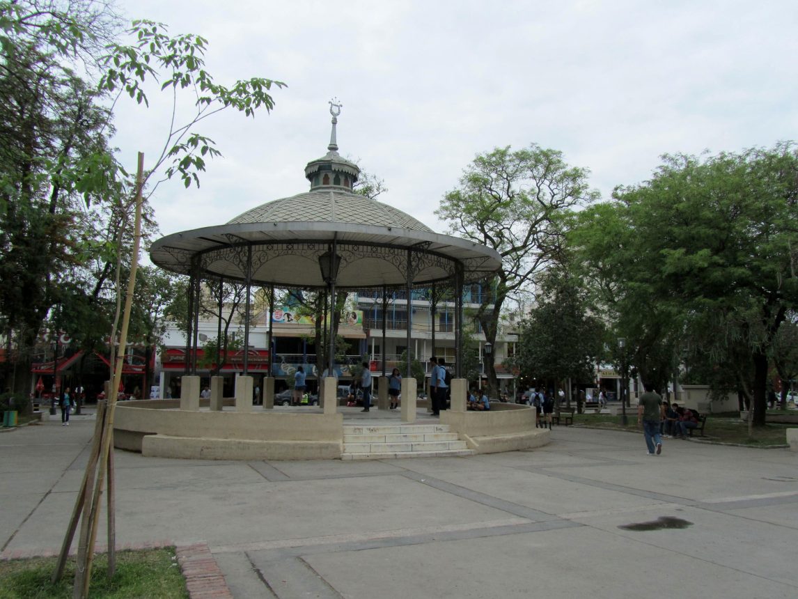 Una jornada calurosa con cielo parcialmente nublado en Santiago