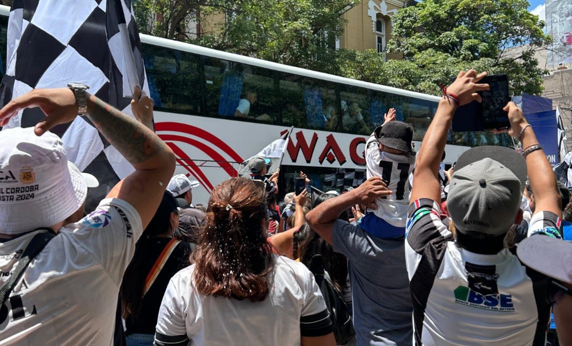 IMÁGENES: Una multitud de hinchas recibió al plantel de Central Córdoba en la Plaza Libertad