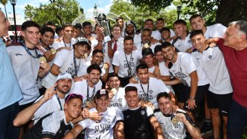 La Copa ya está en casa: Gerardo Zamora se reunió con el plantel de Central Córdoba en medio de la alegría de los hinchas