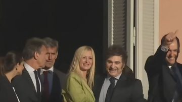 Javier Milei salió al balcón de Casa Rosada para saludar a la gente