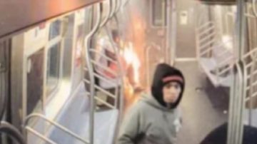 Horror: le prendió fuego a una mujer en el metro y se sentó a ver cómo moría