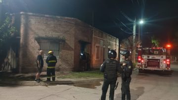 Bomberos sofocan incendio en casa abandonada