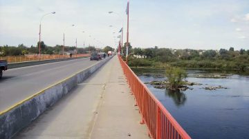 Se quedó dormido conduciendo su auto y chocó el guardarrail del Puente Nuevo