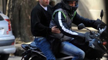 En plena tarde y a punta de cuchillo, le robaron la moto nueva a una mujer en colectora de la Circunvalación