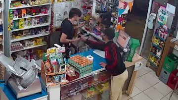 Robo a mano armada en kiosco capitalino