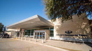 Evacúan el aeropuerto de Santiago tras hallar réplicas de granadas en valijas