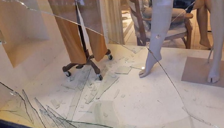 Rompió la vidriera de un local y robó 10 docenas de medias