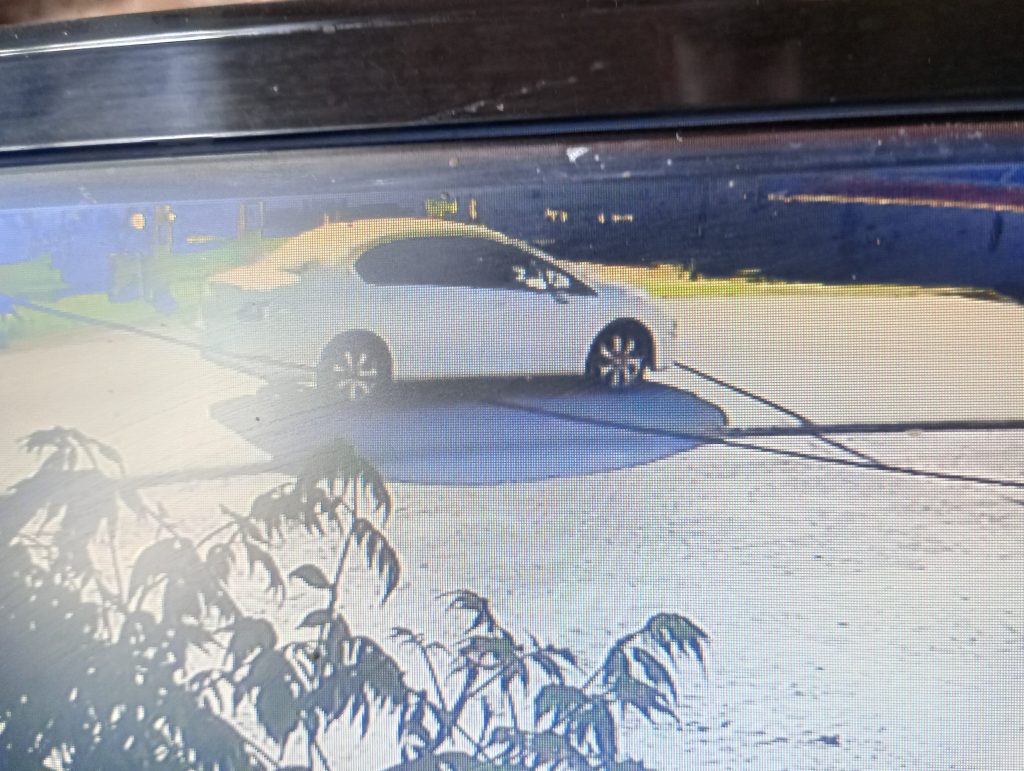 Buscan a un auto color blanco que chocó y abandonó a un motociclista que luego murió