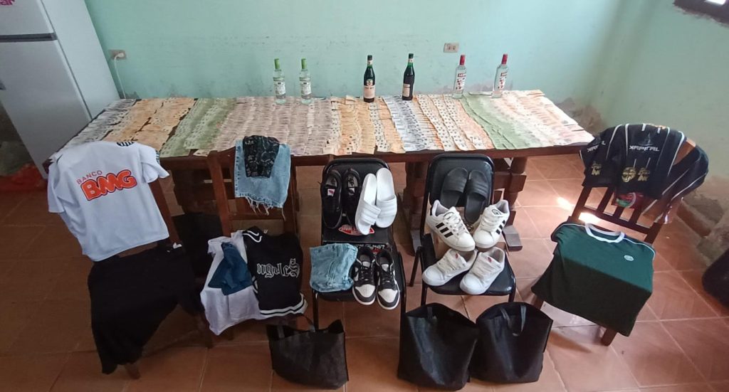 Menores robaron un supermercado y no dudaron en levantar bebidas alcohólicas